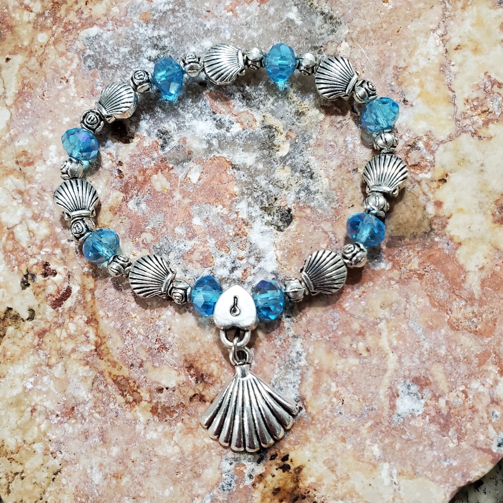 Stretchy acrylic and metal bracelet
